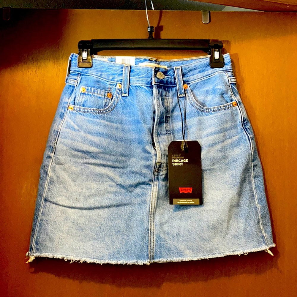 Super cute jean skirt from Levi’s.